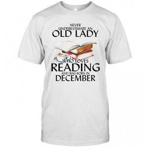 Never Underestimate An Old Man Who Loves Reading T-Shirt